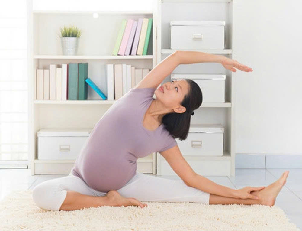 Mẹ bầu tập Yoga