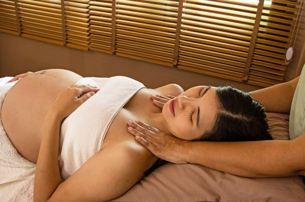 Mẹ bầu massage thủ công