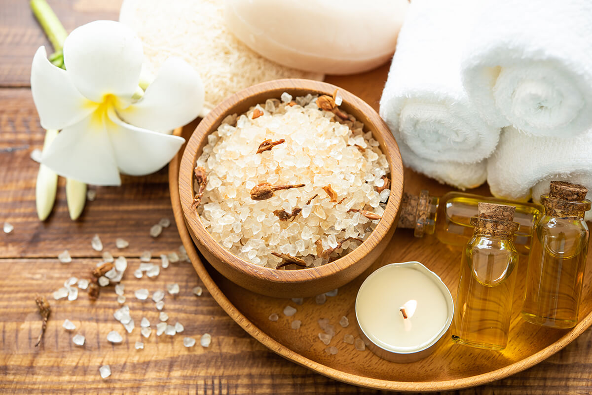 Đá ngâm muối là gì? Phân biệt các loại muối ngâm chân